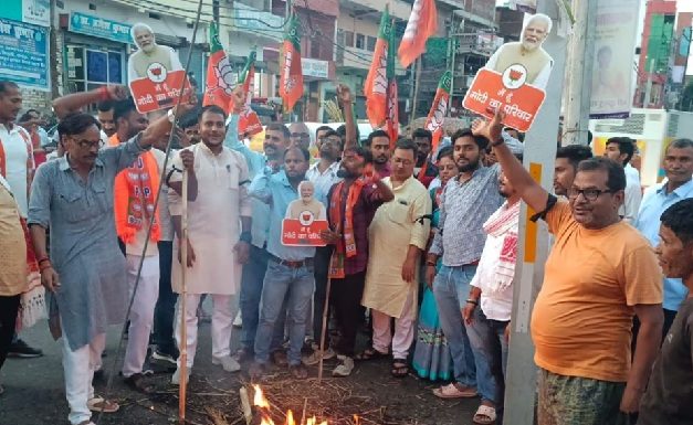 जयपुर में बीजेपी ने राहुल गांधी-तेजस्वी यादव का पुतला जलाया